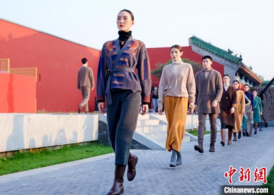 BOB体育app下载藏式针织系列表态北京古装周 国际性化安排归纳古板衣饰之美(图3)